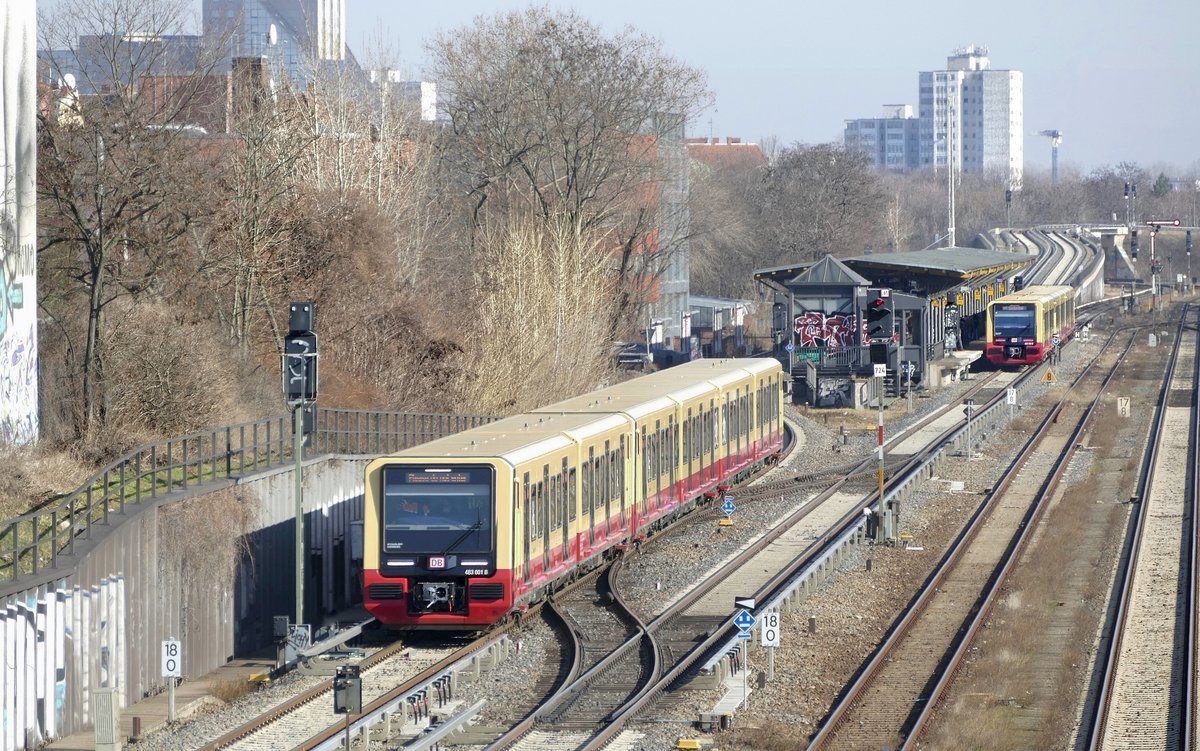BR 483/484 der S Bahn Berlin /S 47 mit '483 001 B' und '484 001 B', mit Blick Richtung Bhf. Neukölln und der dort am Bahnsteig stehenden '483 003 B'.  Berlin-Neukölln im Februar 2021.(S47)