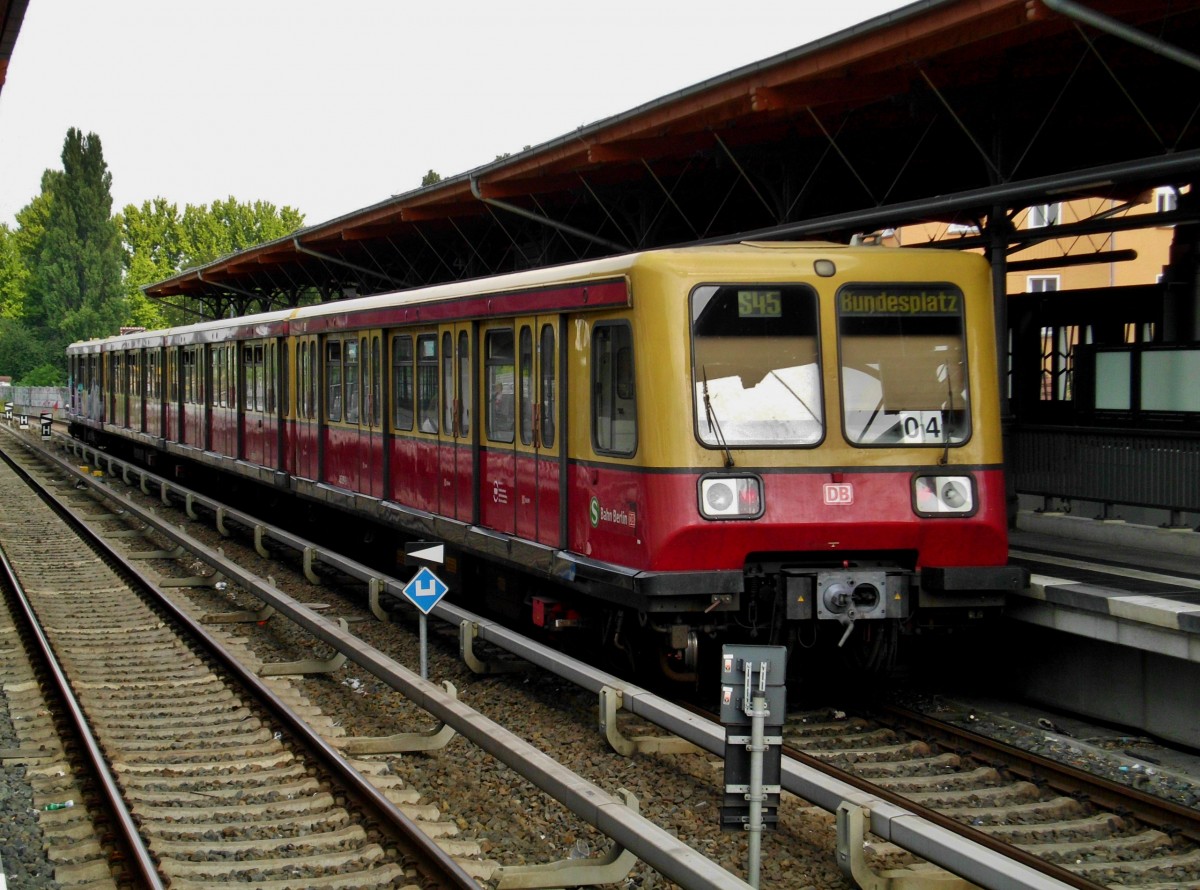 BR 0 485 als S45 nach S-Bahnhof Berlin Bundesallee im S-Bahnhof Berlin-Baumschulenweg.(8.8.2014)
