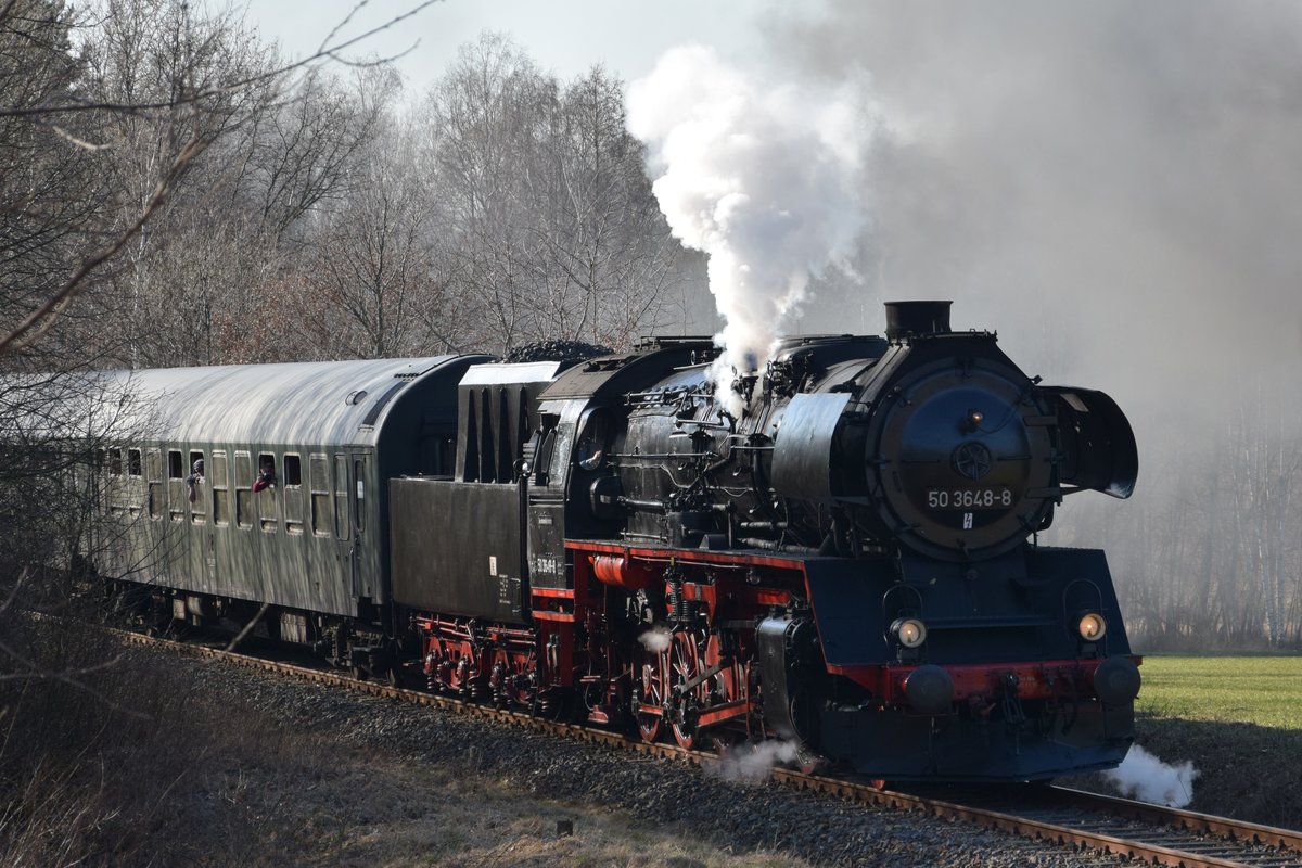 BR 50 3648-8 zieht ihren Sonderzug am 07.04.2018 bei Kleinwaltersdorf Richtung Freiberg (anlässlich des 10. Dresdner Dampfloktreffens).