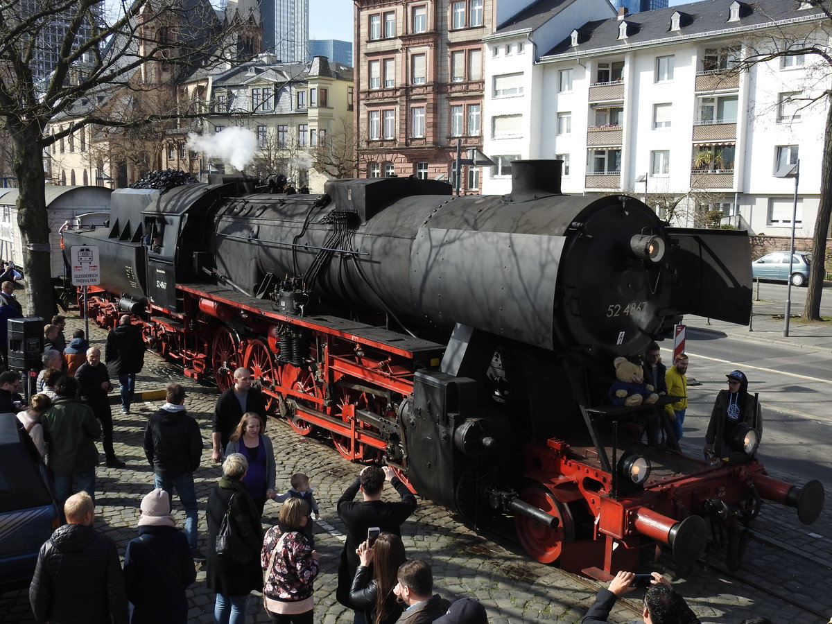 BR 52 4867-EINE DAMPFLOK IN DER GROßSTADT
Wirklich tolle Fahrten bietet die  Frankfurter Historische Eisenbahn  mit ihrer
Güterzuglok 52 4867 mitten in der Weltstadt FRANKFURT,
wie hier am 12.3.2017-umringt und bewundert wie ein Filmstar....