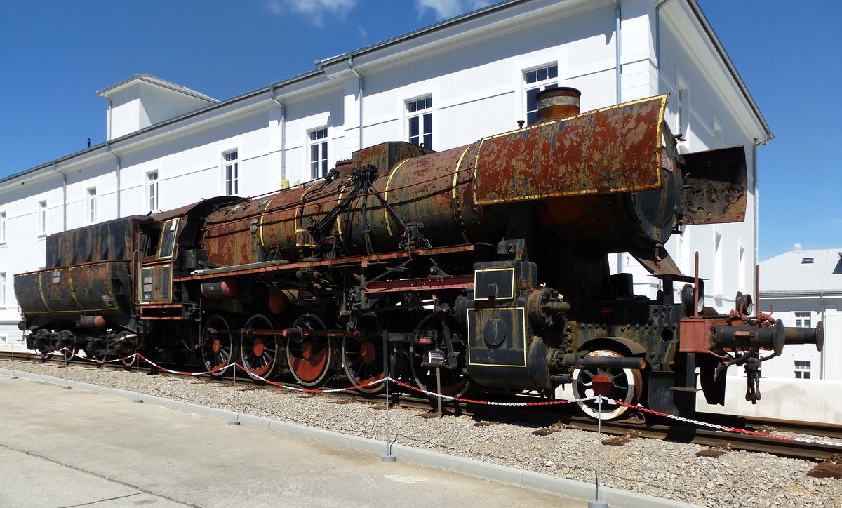BR 52 4936, 1943 von MBA Berlin gebaut und bis Kriegsende bei der DR in Betrieb, nach 1945 nach Jugoslawien gebracht und dort in Dienst gestellt als SZ 33-110, steht seit Mai 2016 auf dem Gelnde des Militrmuseums in Pivka/Slowenien, Juni 2016