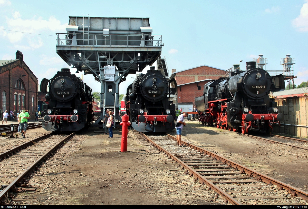 BR 52 mal Drei:
52 8177-9 der Dampflokfreunde Berlin e.V. sowie 52 8149-8 und 52 4924-8 des Sächsischen Eisenbahnmuseum Chemnitz-Hilbersdorf e.V. (SEM) stehen anlässlich des 28. Heizhausfests am Kohlehochbunker des SEM.
[25.8.2019 | 13:01 Uhr]