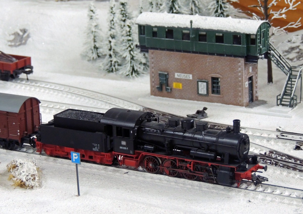BR 55 auf der schnen Winter-Nebenanlage mit Blick auf das Behelfs-Stellwerk Neuses (Holle-Modellbahn, 27.10.2013).