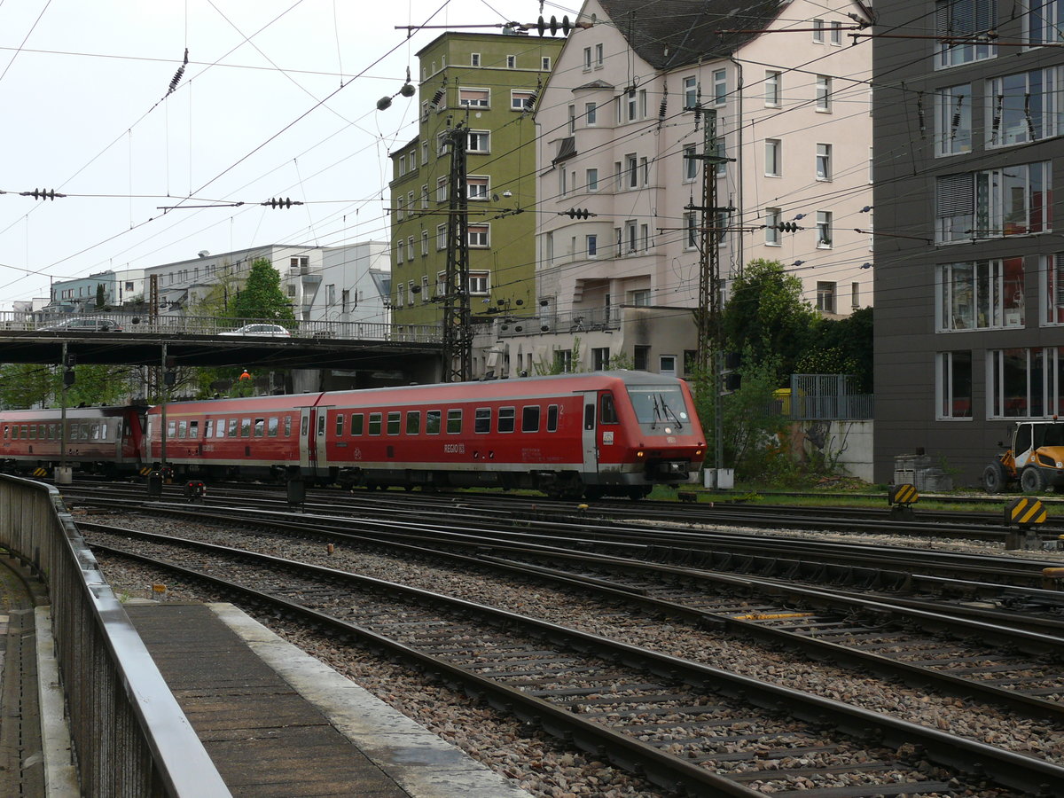 BR 611 038-1 und BR 611 034-0 fahren von Basel Bad Bf nach Ulm. Aufgenommen in Ulm, am 23.04.2018 17:55.