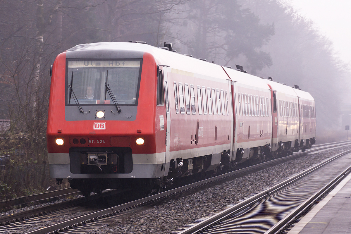 BR 611 524 nach Ulm kurz vor der Einfahrt in den Bahnhof Friedrichshafen Flughafen am 02.01.2014.