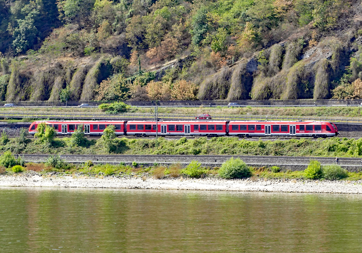 BR 620 als RB30 nach Bonn vom gegenüberliegenden Rheinufer bei Unkel aufgenommen - 16.08.2018