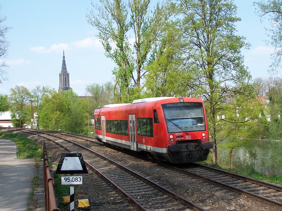 BR 650 313 kurz vor Ulm. Fährt von Biberach (Riß) nach Ulm HBF. Am 21.04.2018 um 16:21.