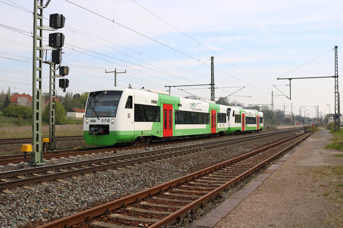 BR 650 der Süd-Thüringen-Bahn als EB 81091 (EB46) von Erfurt Hbf nach Ilmenau fährt aus dem Bahnhof Neudietendorf an der Bahnstrecke Halle–Bebra. [1.5.2017 - 9:55 Uhr]