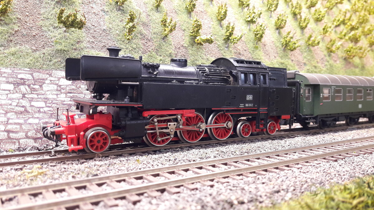 BR 66 002 der DB, die Baureihe 66 war eine Sondergattung zur Ablösung der BR 38.10, der 78er und der 94 gedacht. Es wurden jedoch nur 2 Exemplare gebaut ( 1955/56 ). Durch die weiter Verbreitung der Diesellokomotiven wurde ein geplanter Bau von ca 100 Loks nicht mehr durchgeführt, es verlieb bei den 2 66ern obwohl sie als sehr gelungene Konstruktionen galten. Die 66 002 steht heute noch im Eisenbahnmuseum Bochum Dahlhausen.
Hier ein fast 50 Jahre altes Modell der Fa. Piko 6301 , DC , welches ich aufwendig digitalisiert habe