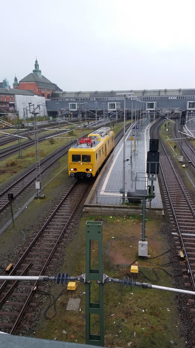 BR 708 334-8 bei Regenwetter verweilend im Lübecker Hbf am 23.10.2017 um 13:15 Uhr