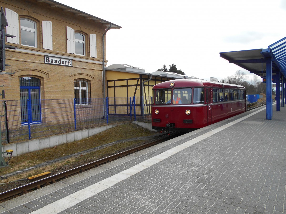 BR 795 der Berliner Eisenbahnfreunde als RB 27 Pendelverkehr der Niederbarnimer Eisenbahn nach Wensickendorf im Bf Basdorf 02.03.2016