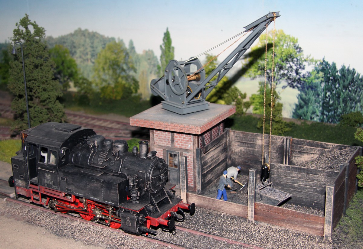 BR 80 erreicht die Bekohlungsanlage (Motiv einer Spur 1-Nebenanlage der Holle-Bahn in Hess.-Lichtenau, 29.3.2015).