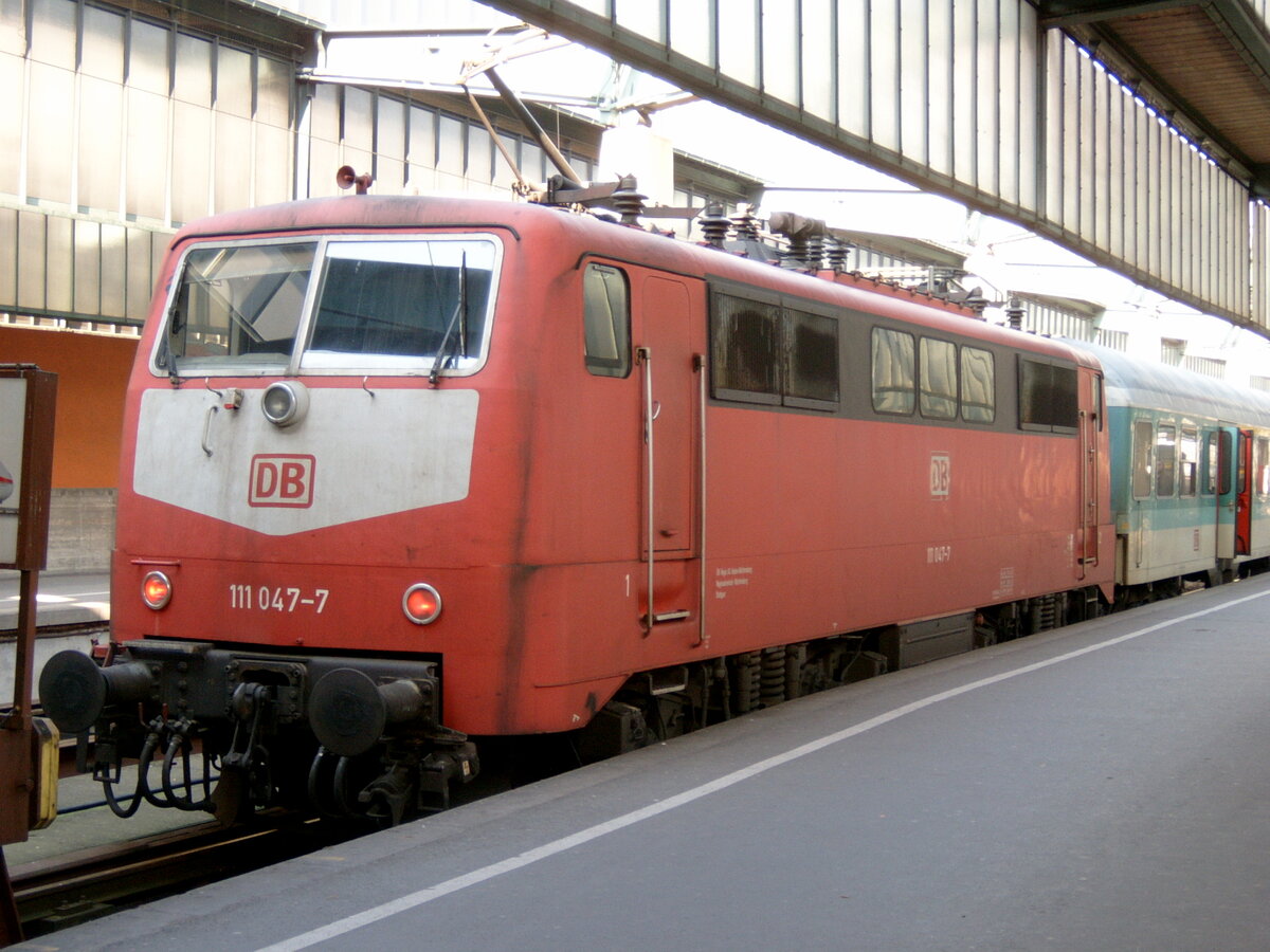 BR111, aufgenommen im Hbf Stuttgart im Jahr 2003.