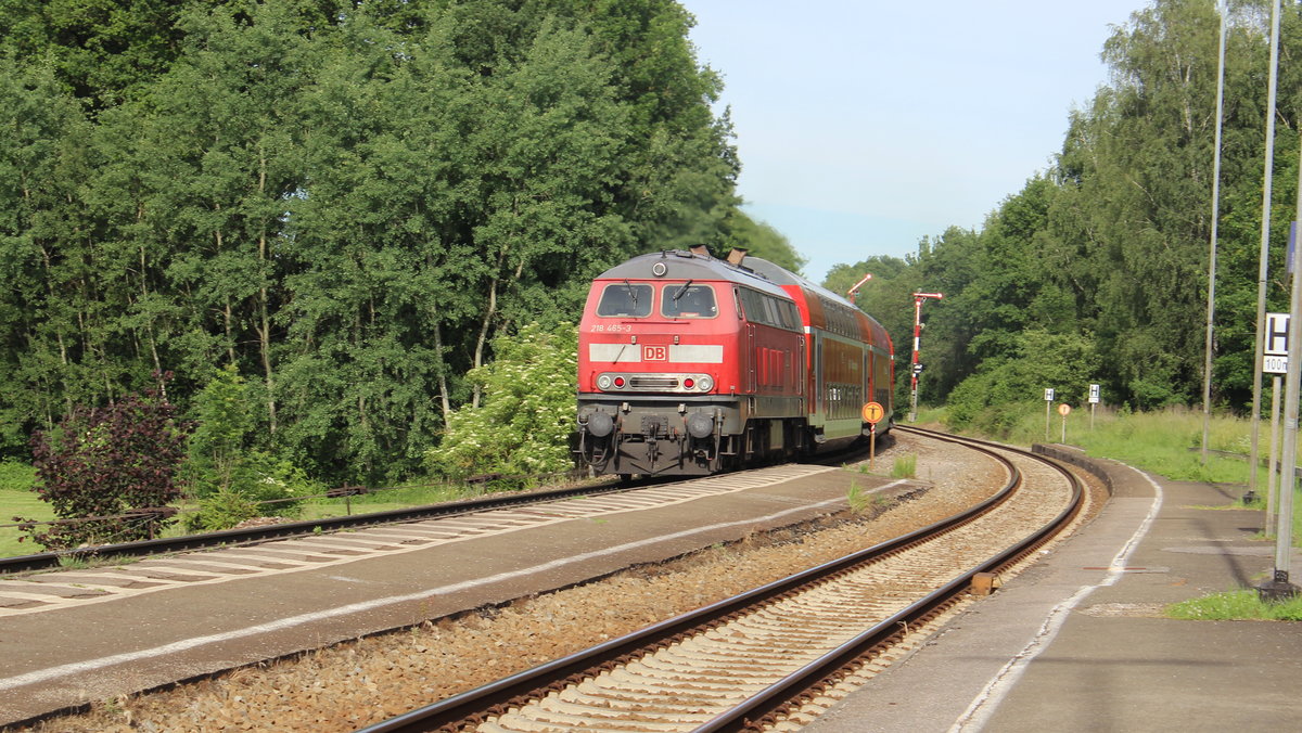 BR218 418 im Sandwich mit 218 465 als RE nach Mühldorf a. Inn.
Hier bei der Durchfahrt in Thann-Matzbach.
