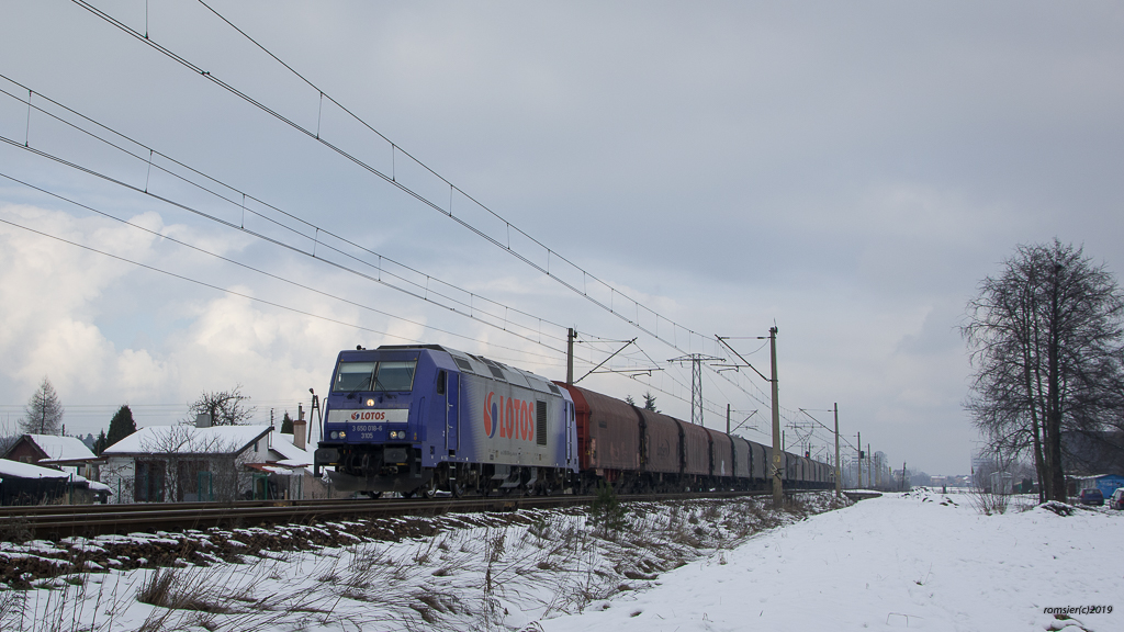 BR285 122 mit einem Schibeplanenwagenzug in Tychy(Tichau) am 04.02.2015.