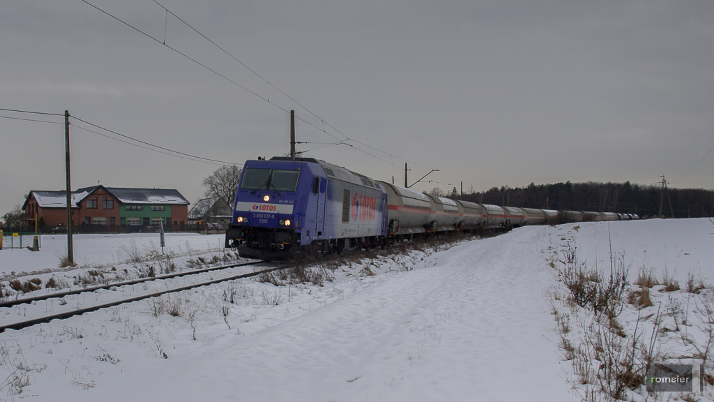 BR285 122 mit Kesselwagenzug am 22.01.2012 in Tychy(Tichau).