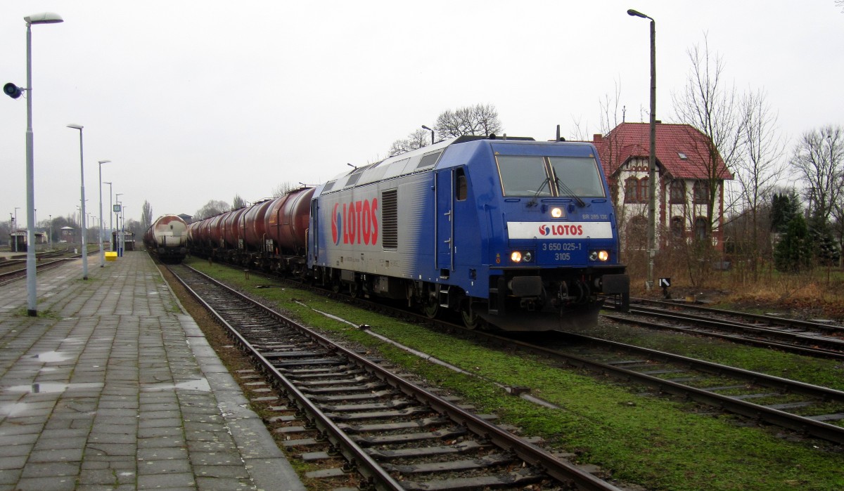 BR285-130 mit Kesselwagenzug in Bahnhof Miedzyrzecz, 08.01.2015                                                                                                                            