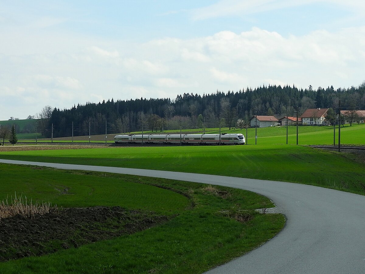 BR411-051-6  ELSTERWERDA  braust als ICE26 auf der Passauerbahn im sogenannten Kimplinger-Bogen seinem nächsten Stopp Passau entgegen; 240317
