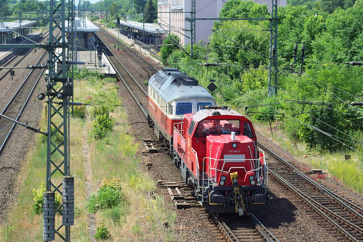 Brandenburg an der Havel, DB Diesellok 261 048-3 wird von East-West-Railways Diesellok 232 484-6 durch den Bahnhof gezogen. 15. Juni 2022