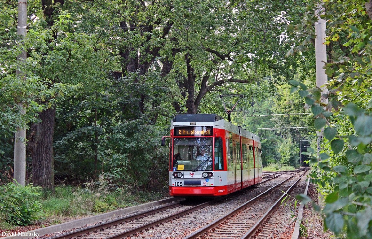 Brandenburg an der Havel, Quenzbrücke - Triebwagen 105 auf dem Weg zum Hauptbahnhof. Der ehemalige HAVAG-Wagen ist einer der zwei Neuzugänge im Leistungsfuhrpark der VBBr. TW 104 hat im Gegensatz zu TW 105 noch einige Technische Probleme. 