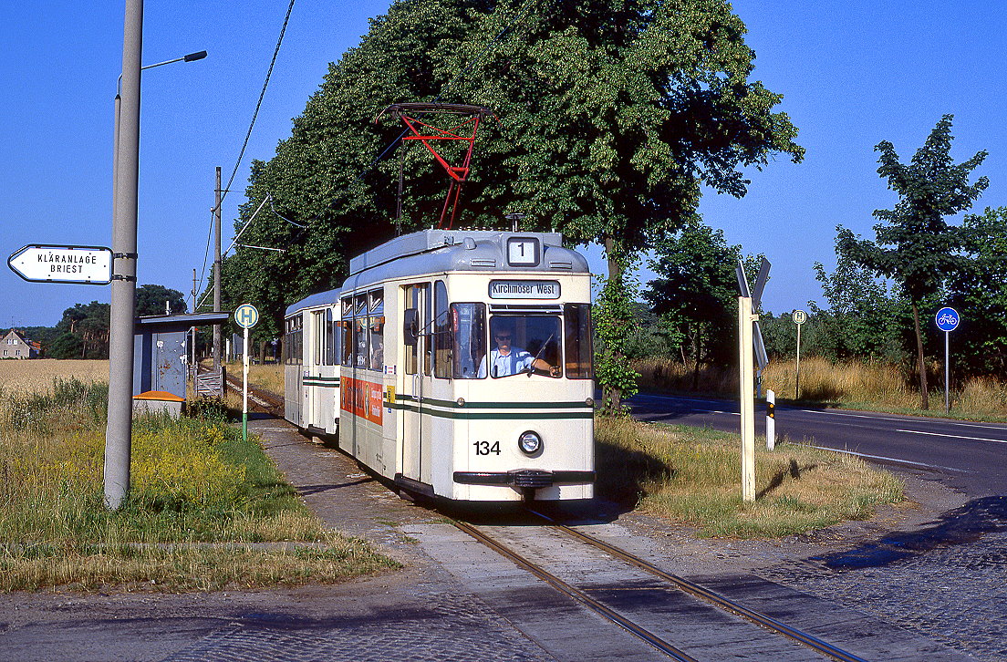 Brandenburg Tw 134 mit Bw 260 auf dem Weg nach Plaue und Kirchmser entlang der B1 an der Abzweigung Briester Weg, 11.07.1994. 

