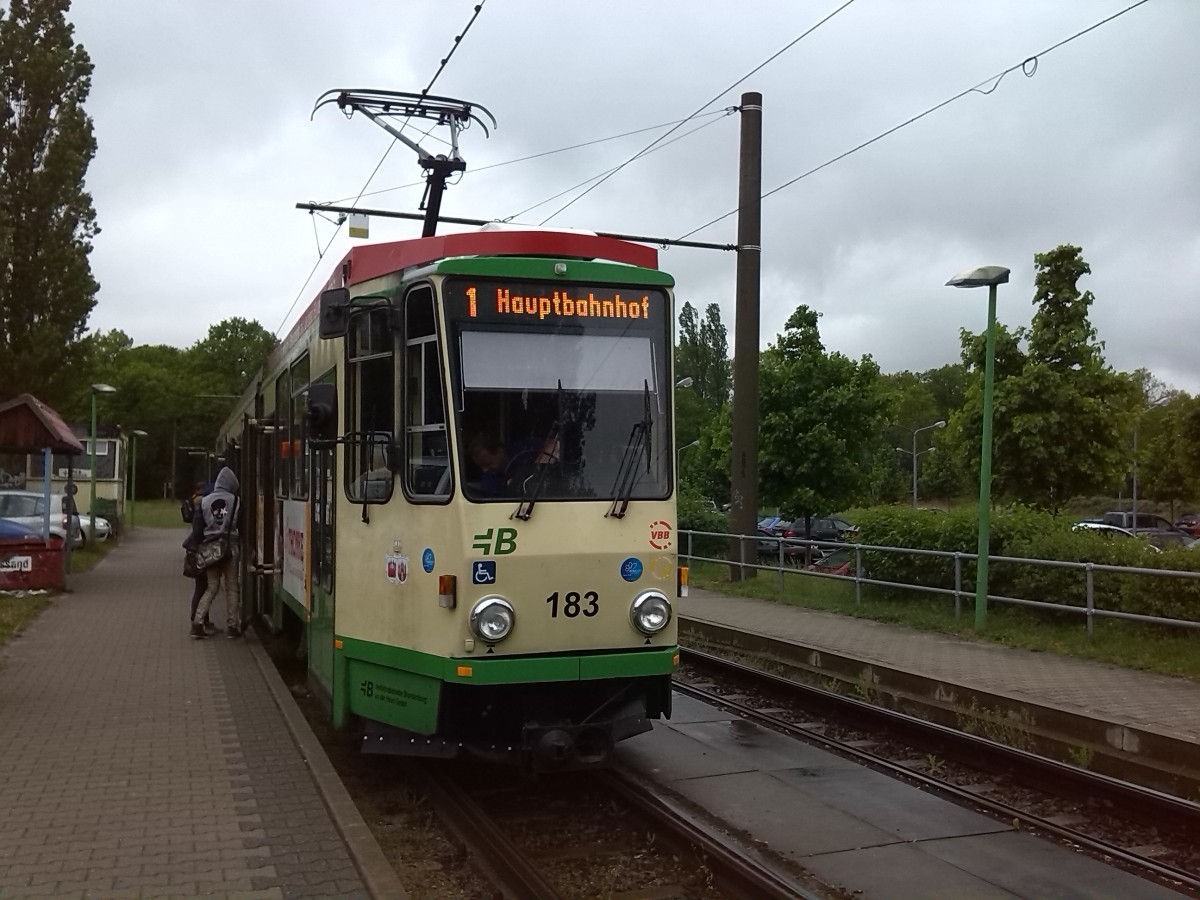 Brandenburg/Havel: KTNF6 183 hält an der Anton-Saefkow-Allee und fährt gleich los als Linie 1 nach Hauptbahnhof (02.05.2014)