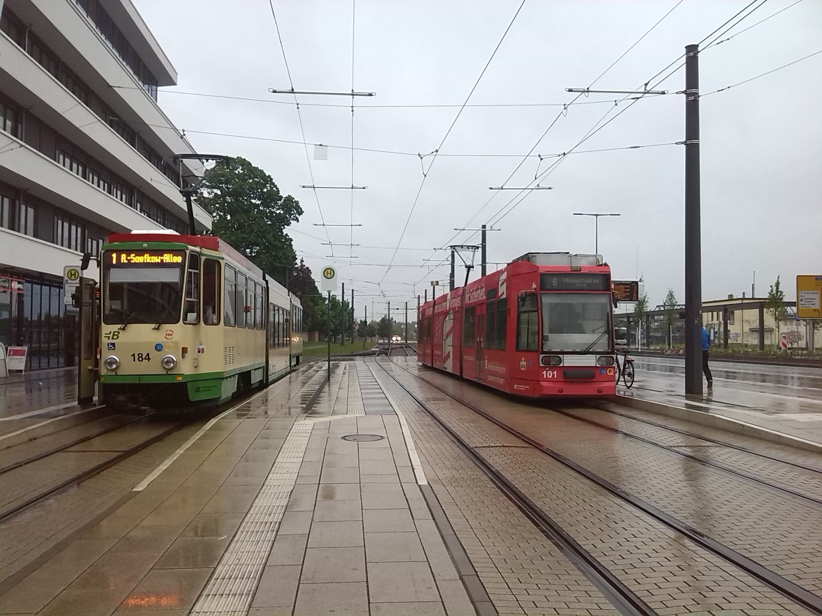 Brandenburg/Havel: KTNF6 184 und MGT6D warten am Brandenburger Hauptbahnhof auf neue Aufgaben (02.05.2014)