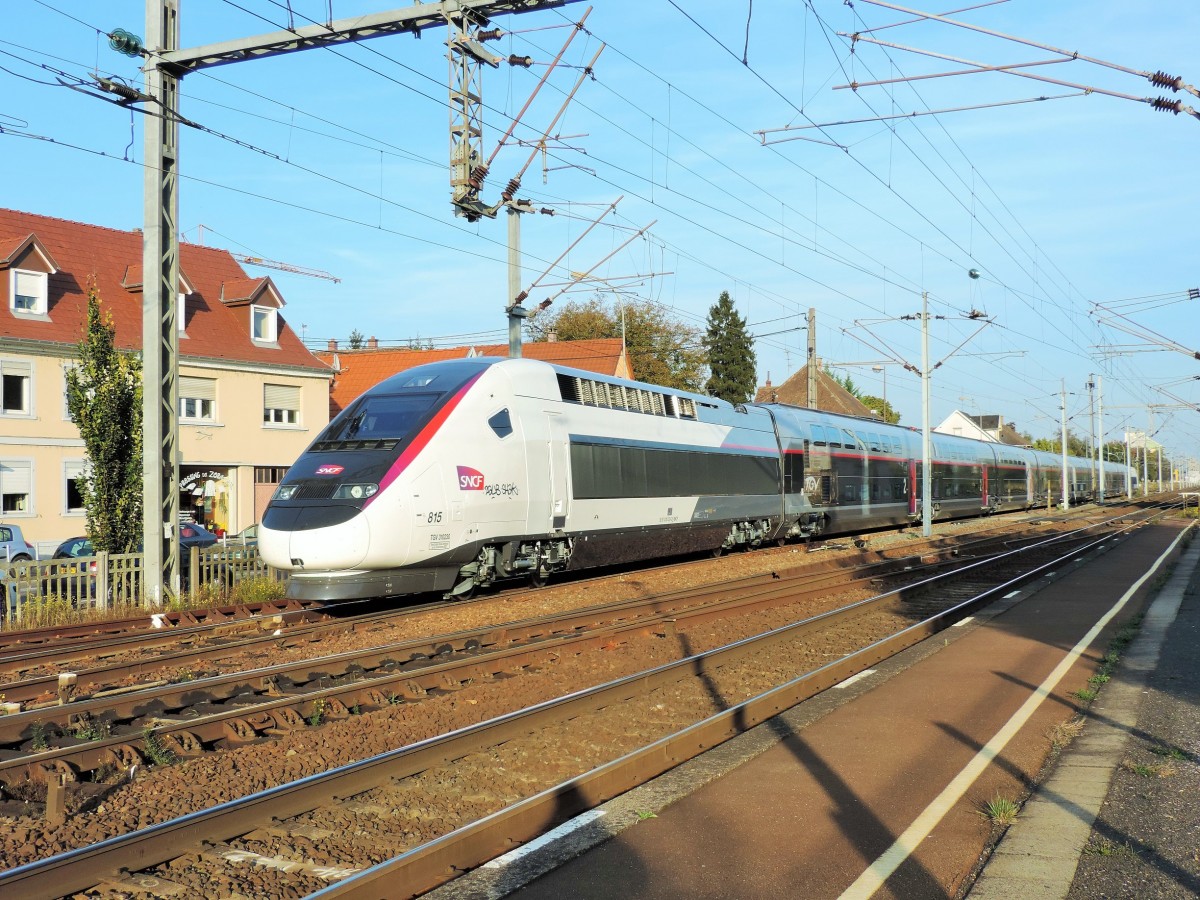 Brandneu kommt der TGV 815 aus Belfort und fährt nach Epernay. Hier bei der Ausfahrt Hochfelden am 02/10/2014.