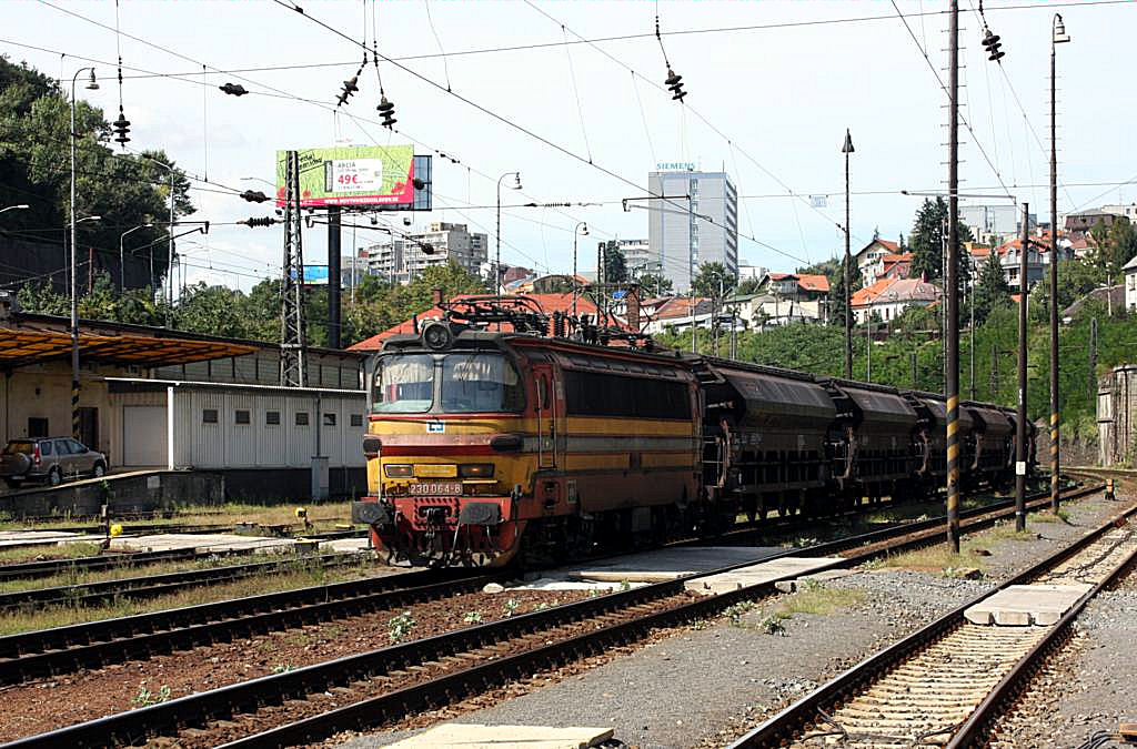 Bratislava Hauptbahnhof am 30.8.2009
230064 fhrt mit einem Gterzug durch!
