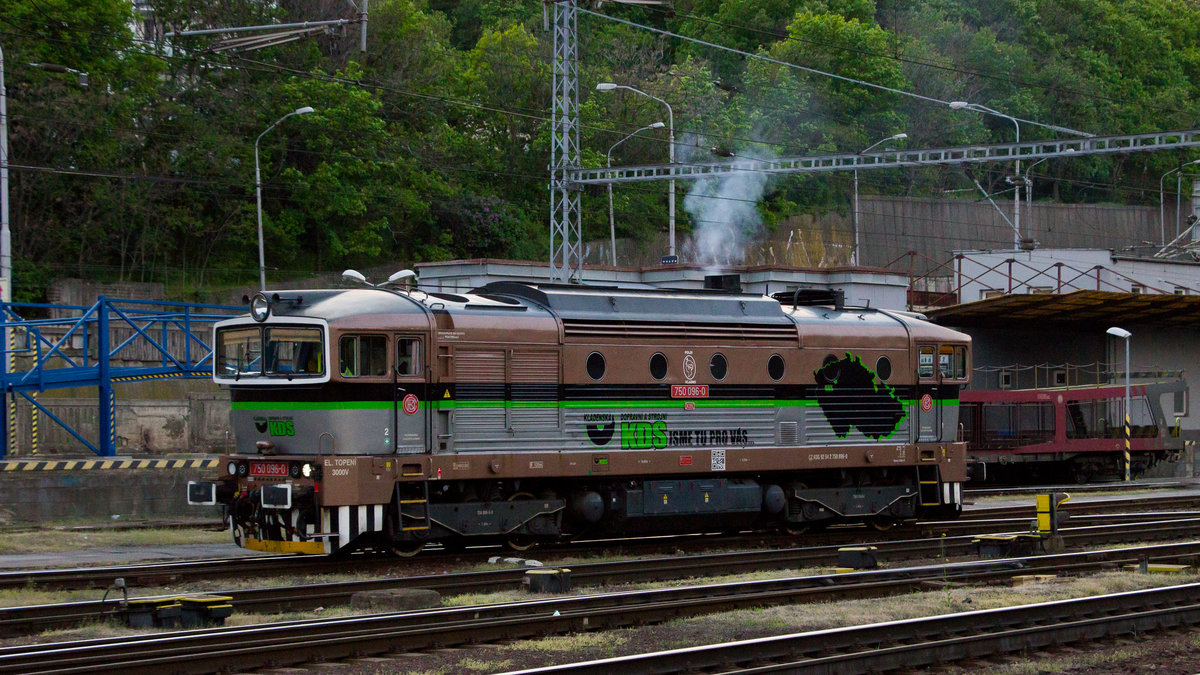 Bratislava hl.st. am 22. April 2019: Die interessante KDS-Brille 750 096-0 macht im Bahnhof Betrieb. 