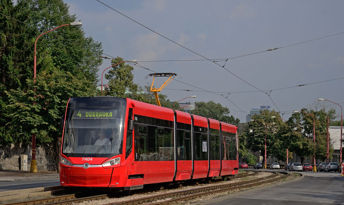 Bratislava Skoda 29T ForCity 7404 als Linie 4 Richtung Dúbravka in Staré Mesto, 21.08.2015