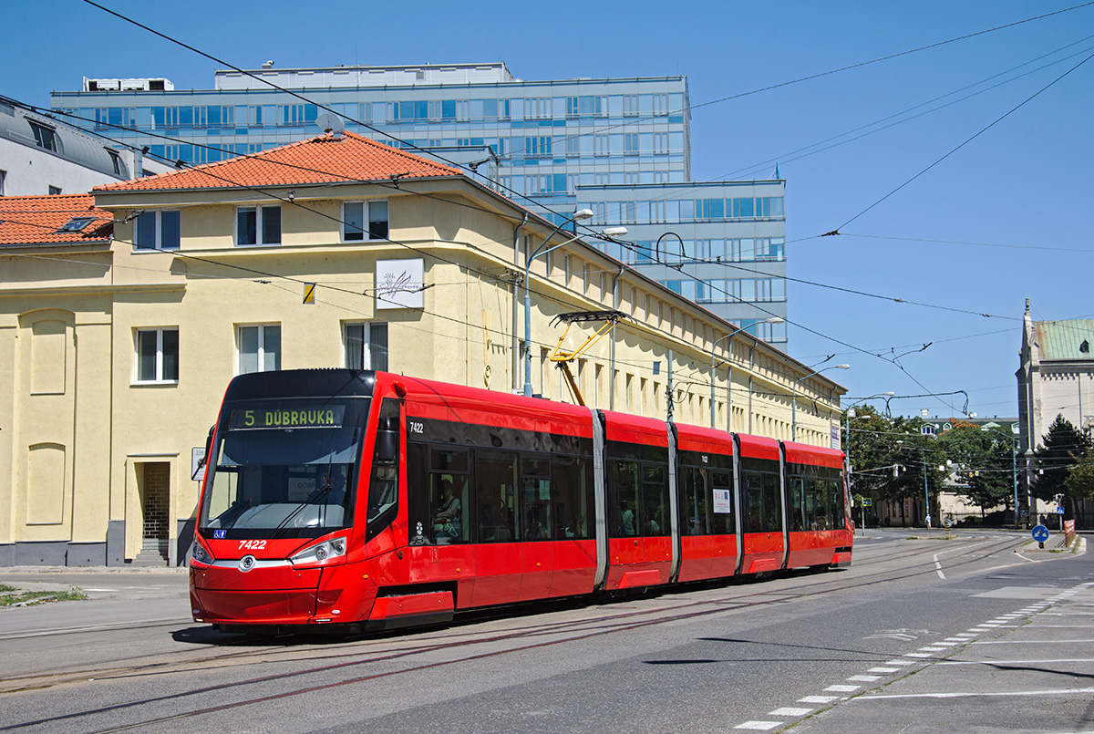 Bratislava Skoda 29T Wagen 7422 als Linie 5 in der Radlinskeho ulica, 29.07.2017. 