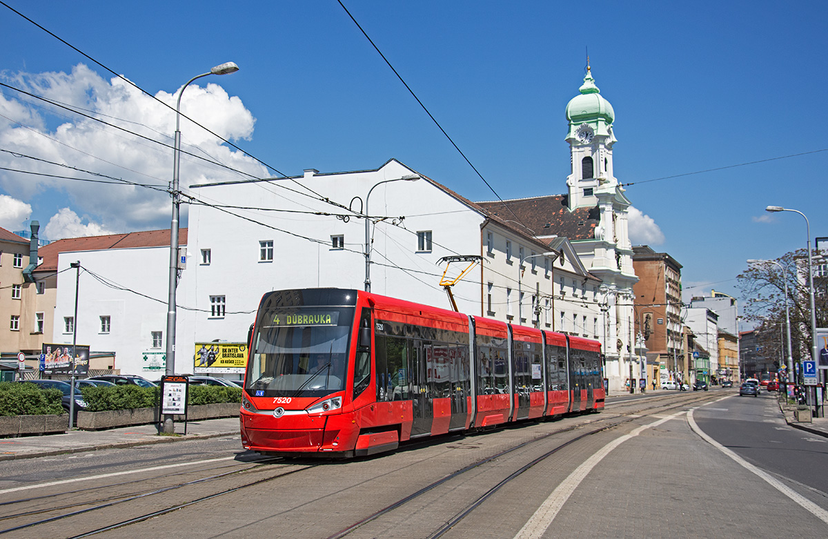 Bratislava - Skoda 30T  ForCity  Wagne 7520 als Linie 4, Špitálska ul, 06.05.2016. 