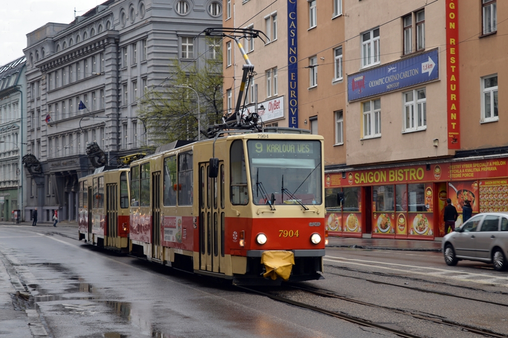 Bratislava T6A5/I 7915+7916 als Linie 9 bei der Haltestelle Mariánska, 09,04,2016
