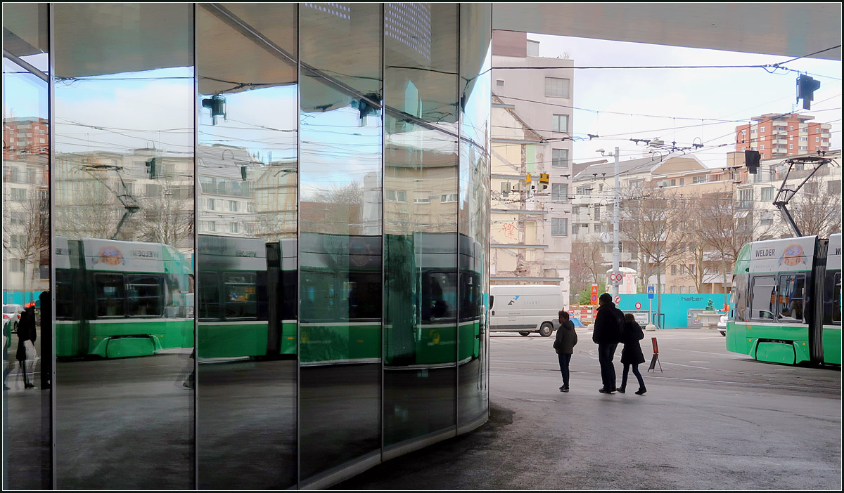 Brauchbar? -

Oder eher doch nicht? Aber zumindest vielleicht als Anregung für alle die die an kreativer Bahnfotografie interessiert sind an dieser Stelle unter der Basler Messe mit der Straßenbahn und der Spiegelung etwas zu machen.

07.09.2019 (M)

