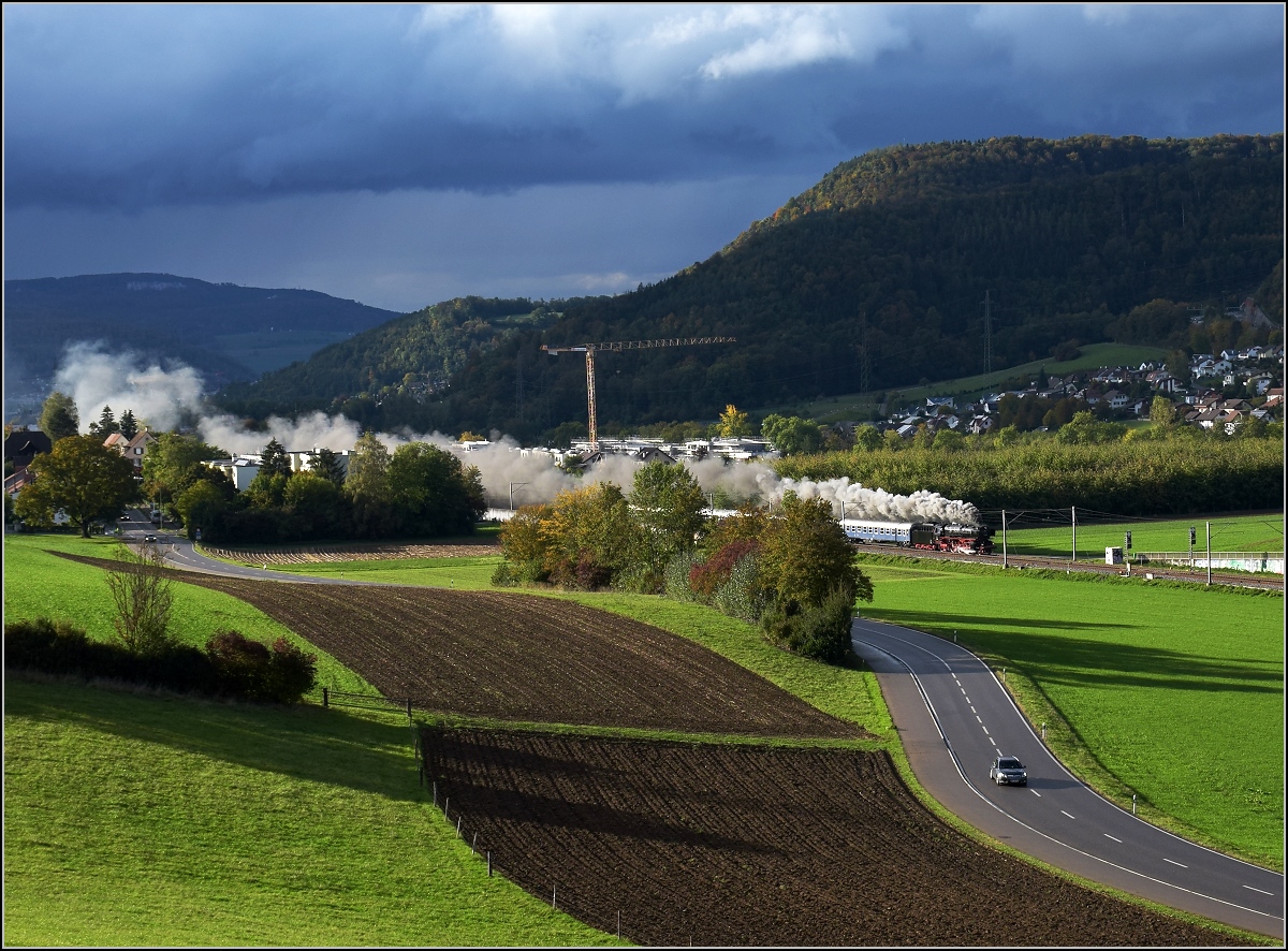 Brauereibesuch im Feldschlsschen... 

01 202 mit ihrem Zug auf Bergfahrt auf der Hauensteinlinie kurz vor Sissach. Oktober 2020.
