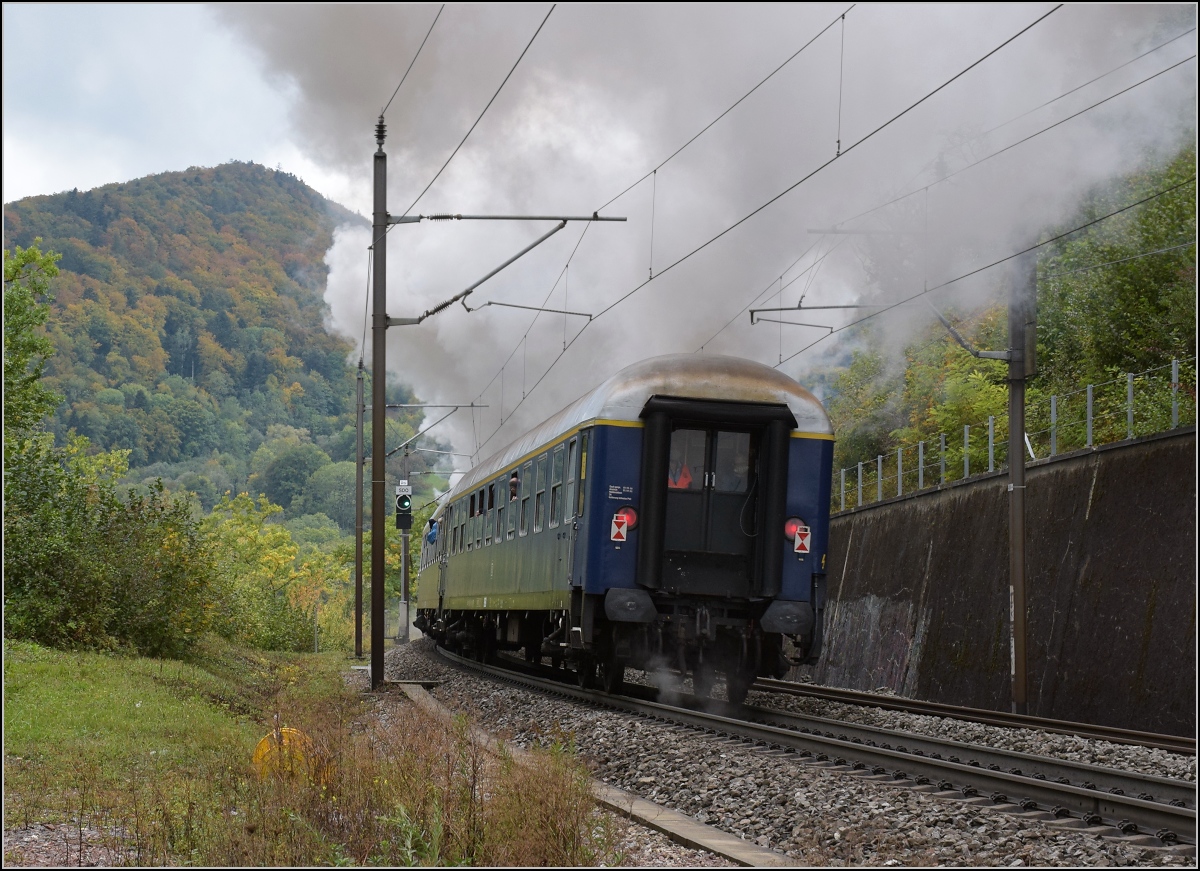 Brauereibesuch im Feldschlösschen... 

Zugschluss des  blauen Zuges  auf Bergfahrt am Bözberg kurz vor Bözenegg. Oktober 2020.