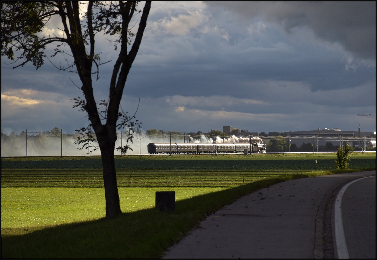Brauereibesuch im Feldschlösschen...

01 202 mit ihrem Zug entschwindet nach Oensingen. Oktober 2020.