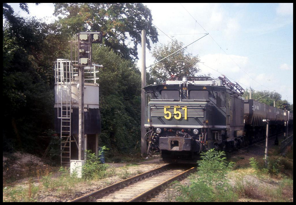 Braunkohlen Lok 551 hält hier im Tagebau Garzweiler mit einem beladenen Zug am 28.8.1994 vor einem Streckensignal.