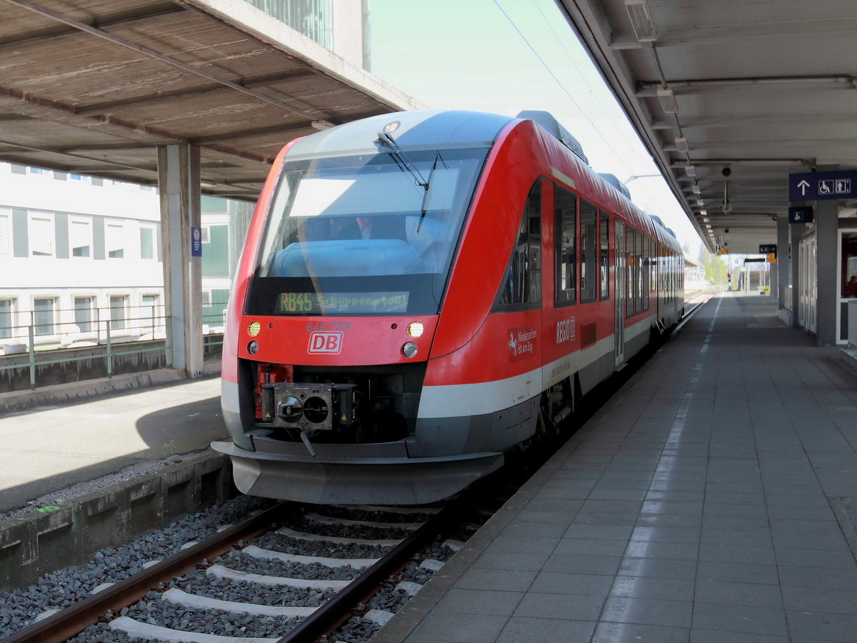 Braunschweig Hauptbahnhof am 21. April 2016 steht 648 769 mit 648 269 als RB 45 (RB 34273) nach Schöppenstedt bereit.