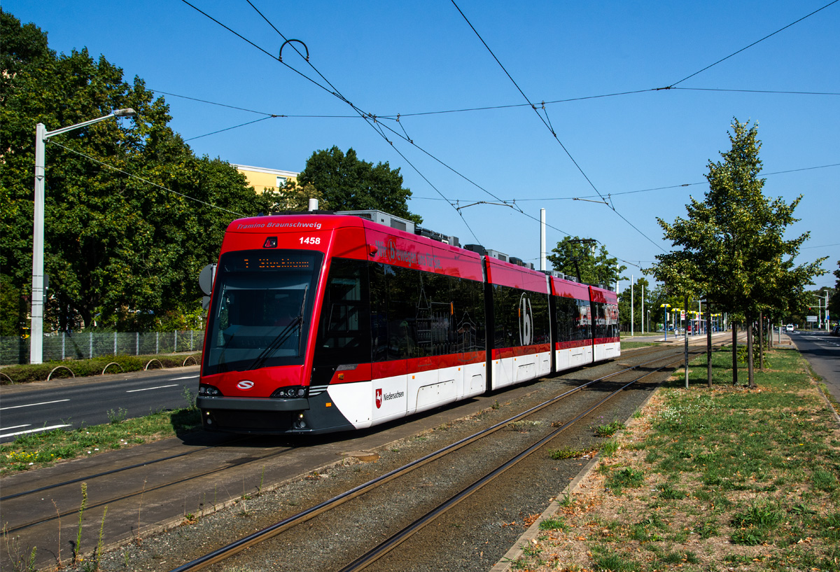 Braunschweig 

Solaris Tramino 1458 als Linie 1 beim Stadion, 16.08.2018