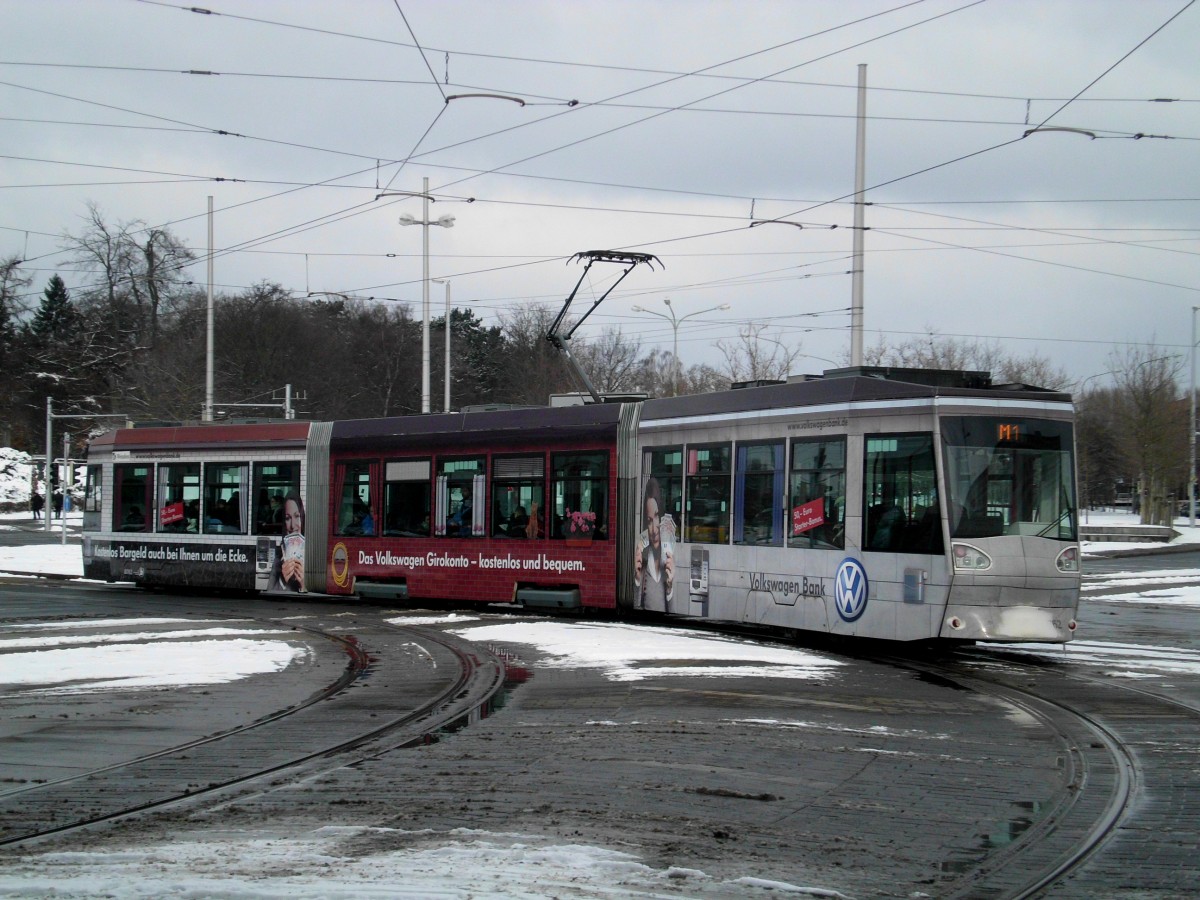 Braunschweig: Straßenbahnlinie M1 nach Radeklint Inselwall am Hauptbahnhof.(3.12.2013) 
