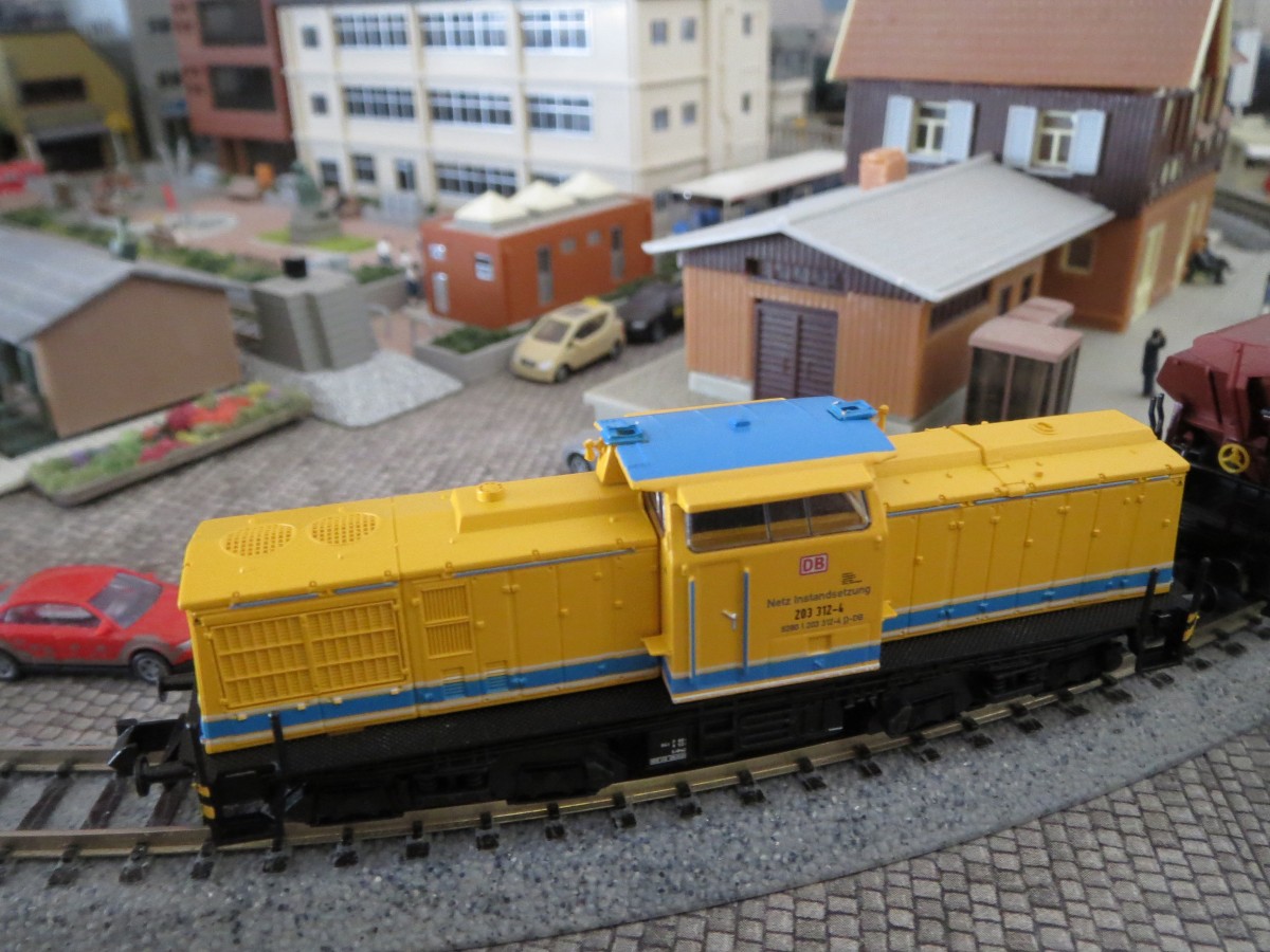 Brawa 61115 in Spur N. 203 312-4 der DB Netz Instandsetzung