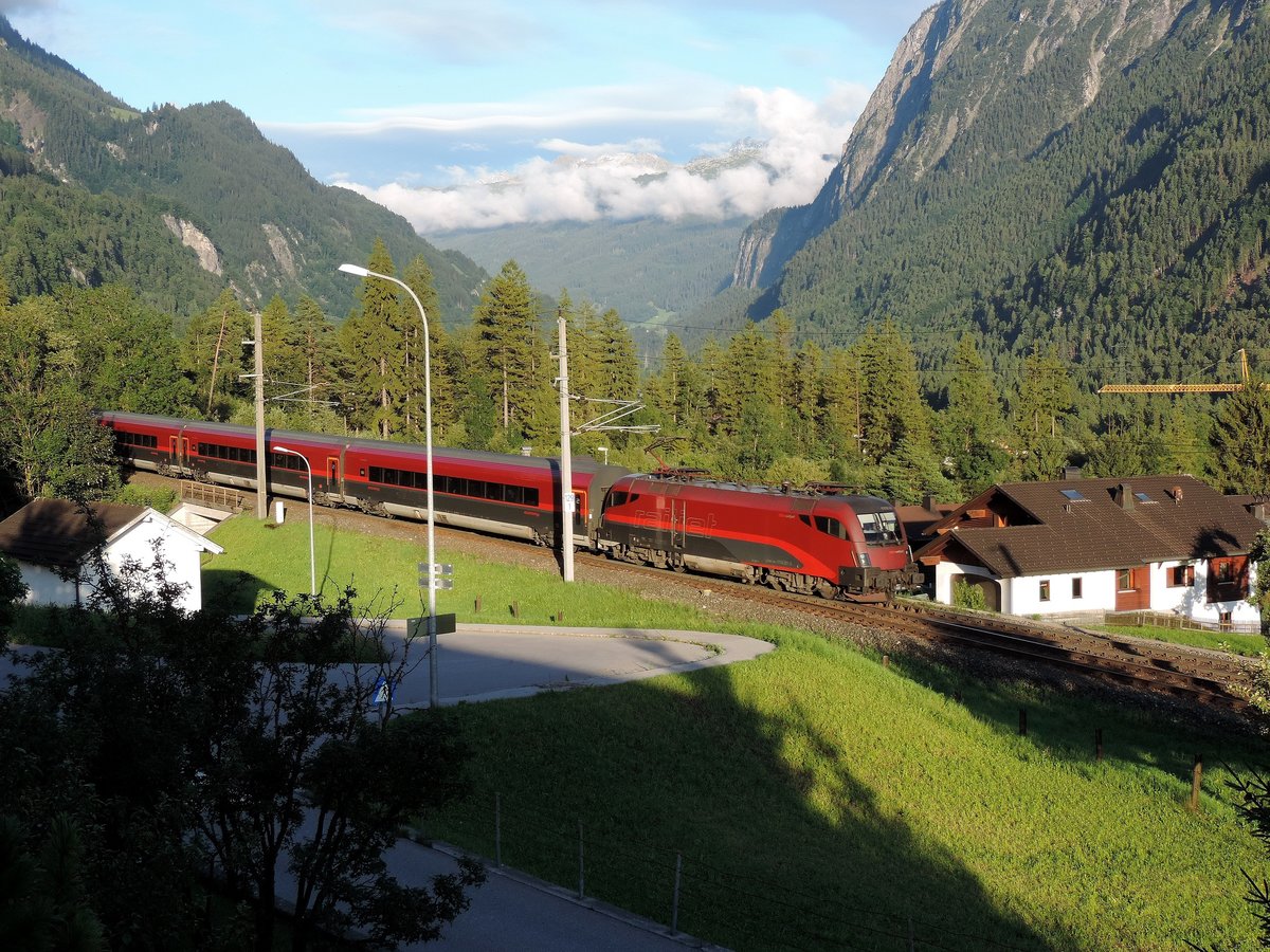 Braz, 28/07/2017 : der RJ 166/566 Wien - Bregenz/Zürich, geführt von der 1116 221, nähert sich dem Bahnhof Braz entgegen...