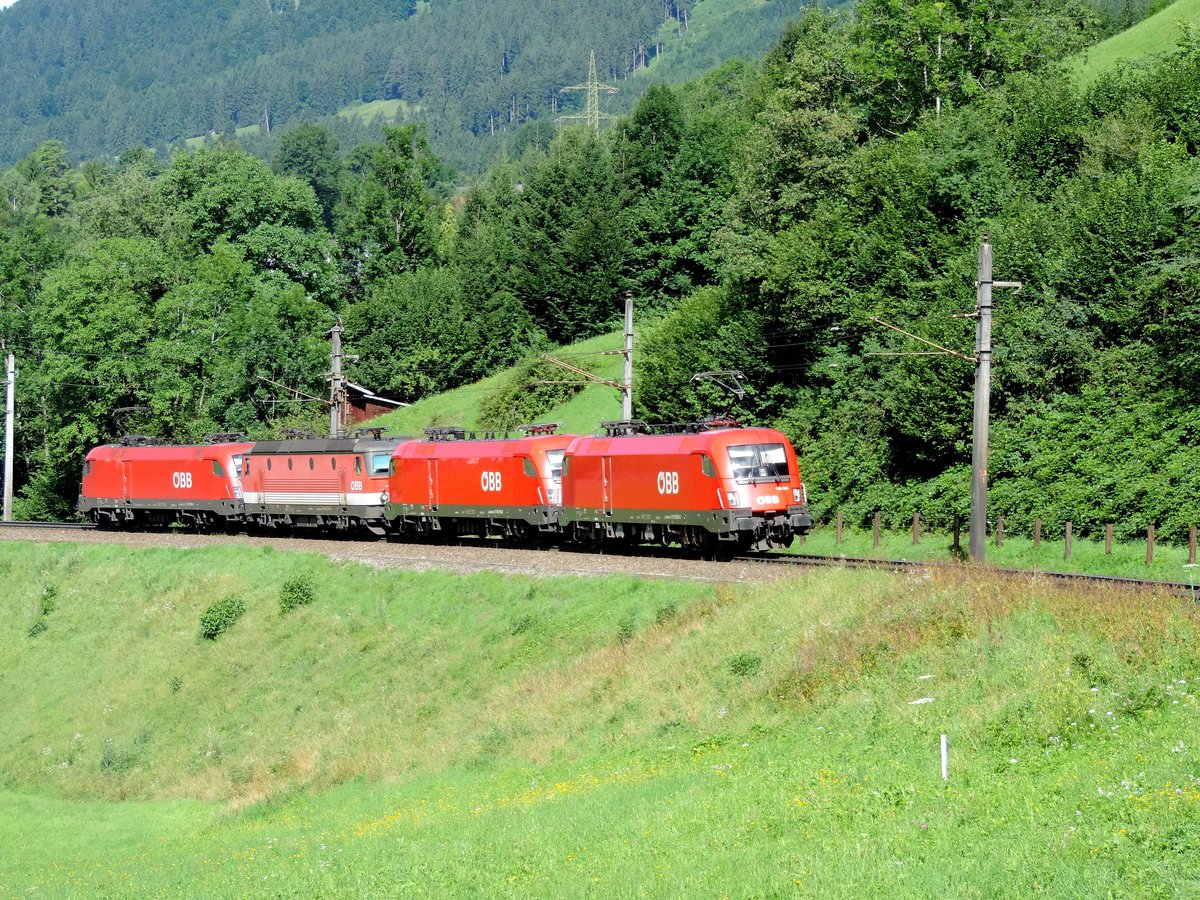 Braz, 29/07/2017 : Ein Lokzug fährt die Arlbergbahn hoch nach Langen...