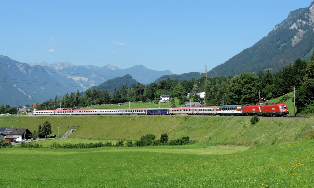 Braz - 30. Juli 2020 : 1116 044 + 1116 043 ziehen den EC 163 Transalpin Zürich - Graz die Arlbergstrecke hoch.