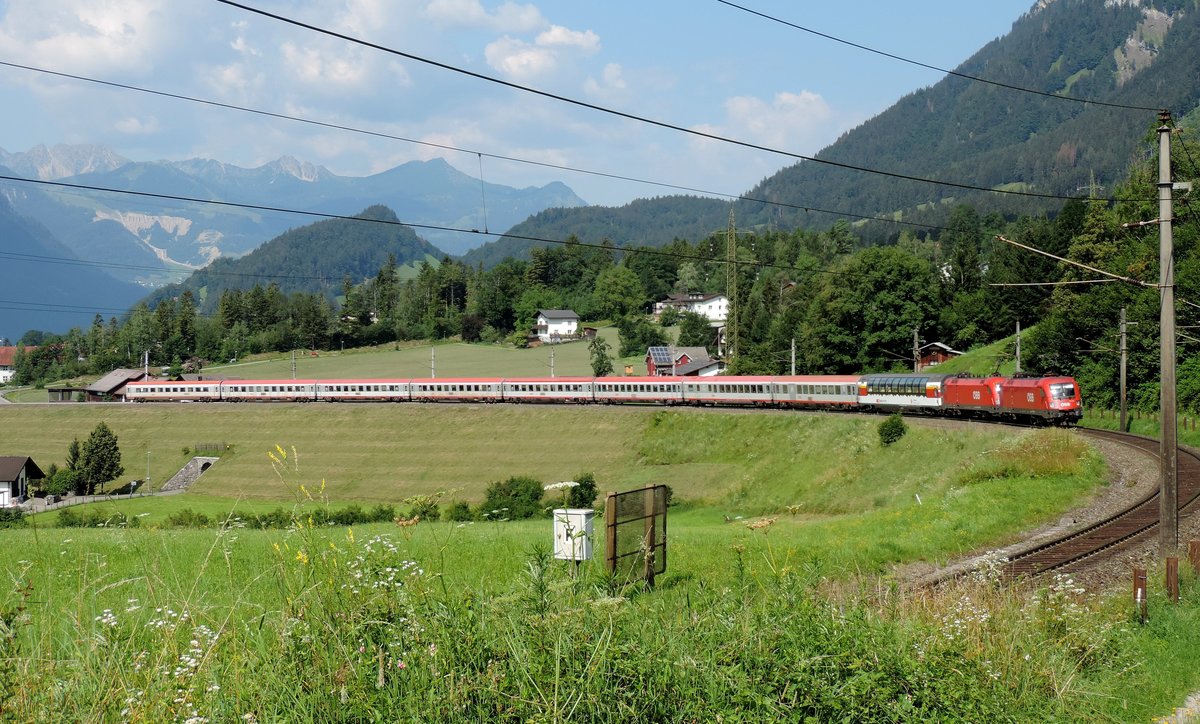 Braz - 31. Juli 2020 : Andere Prespektive des EC 163 Transalpin im Brazer Bogen, hier gezogen von den 1116 146 und 1016 041.