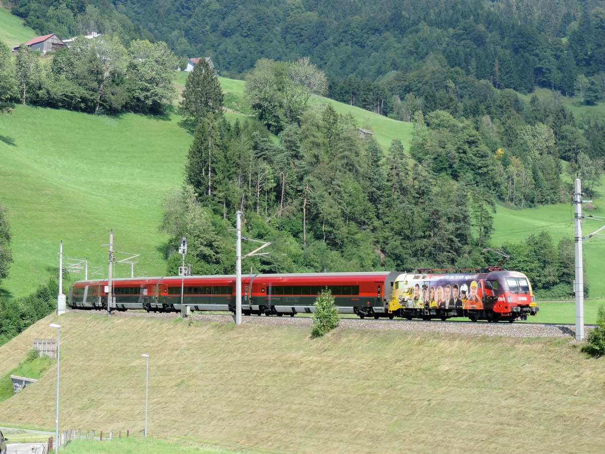 Braz - 31. Juli 2020 : Die 1116 153 ÖAMTC II Werbelok schiebt den RJ 769 Bregenz - Wien Flughafen die Arlbergstrecke hoch.