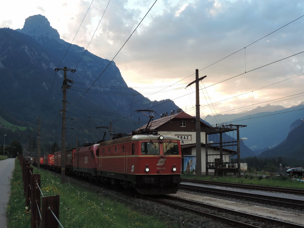 Braz - 31. Juli 2020 : Die Sonne hat noch nicht das Tal erreicht als die 1144.40 und 1116 119 mit dem KLV Weiss im Bahnhof Braz auf dem Gegenzug warten.