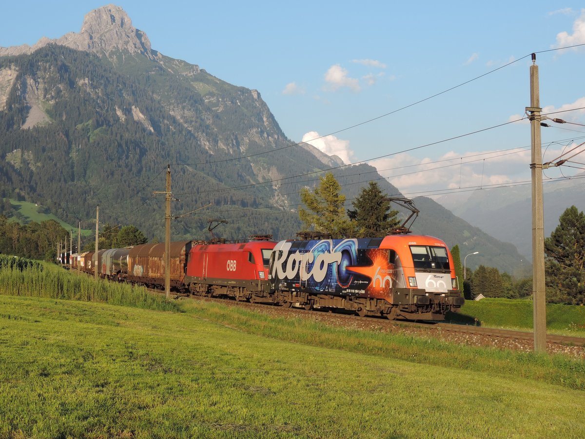 Braz - 31. Juli 2020 : die neue Roco Werbelok 1116 199 mit 1016 004 ist mit einem Güterzug auf der Arlbergstrecke talwärtz unterwegs.